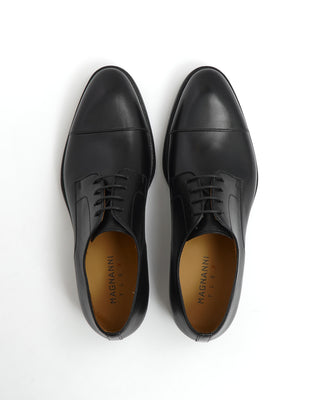 Magnanni 'Harlan' Black Leather Blucher Cap Toe Dress Shoes with Comfortable Rubber Flex Soles